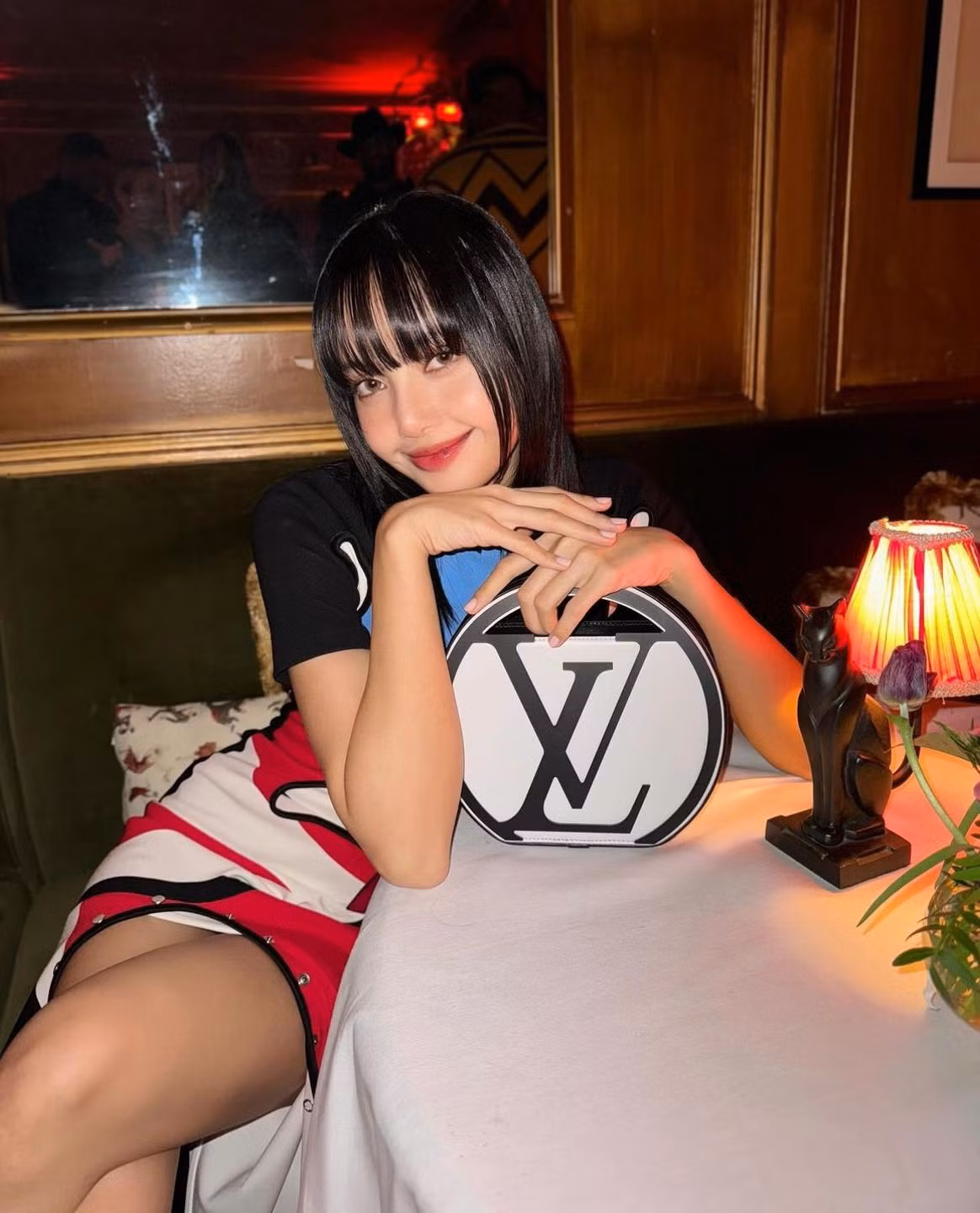 Những bức hình mà người hâm mộ cho là đánh dấu kỷ nguyên giữa Lisa và nhà mốt Louis Vuitton.