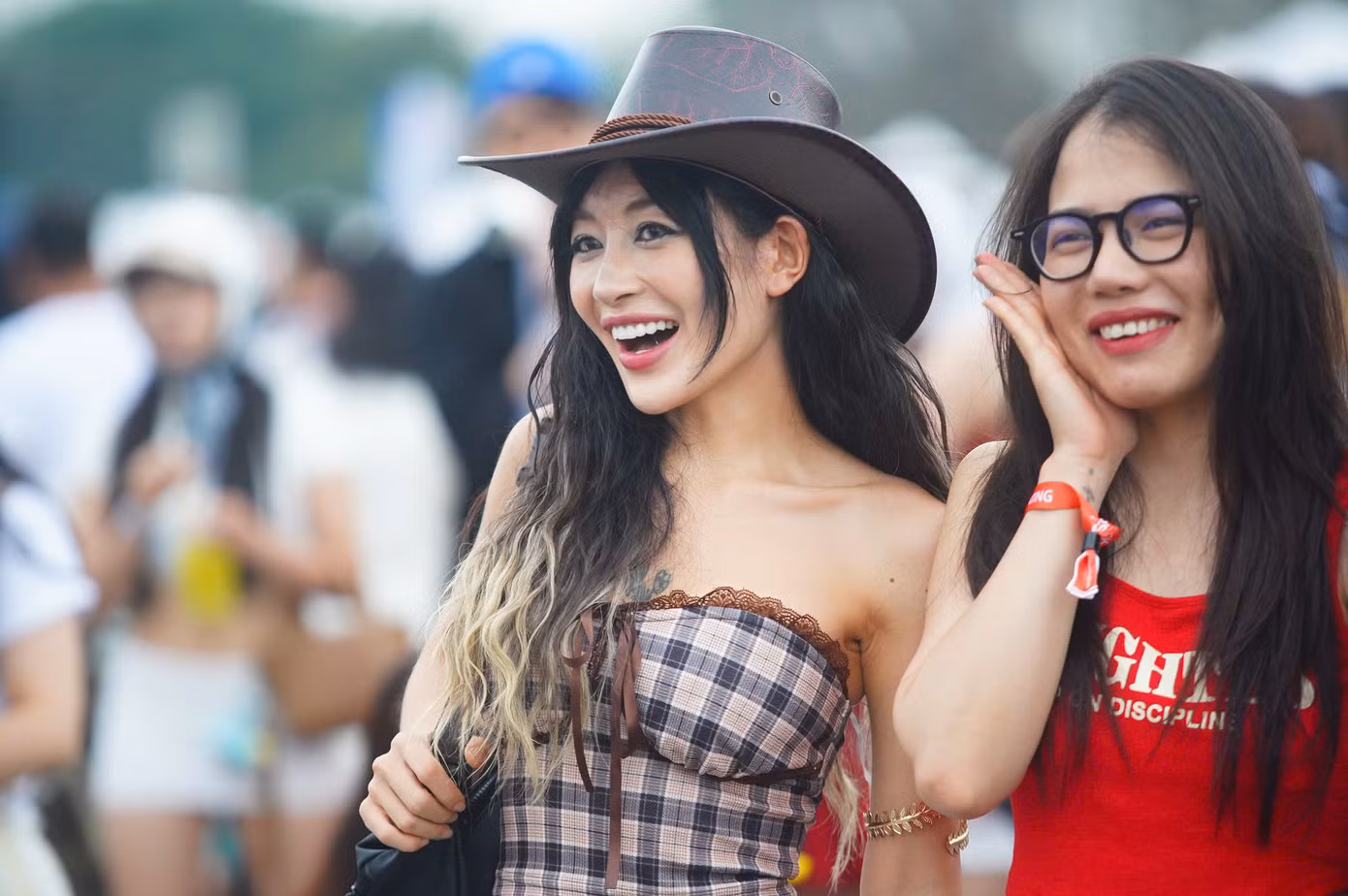 Thời tiết Hà Nội khá mát mẻ, nhiều fan nữ chọn đồ sexy khoe vóc dáng đến cổ vũ dàn sao Kpop.