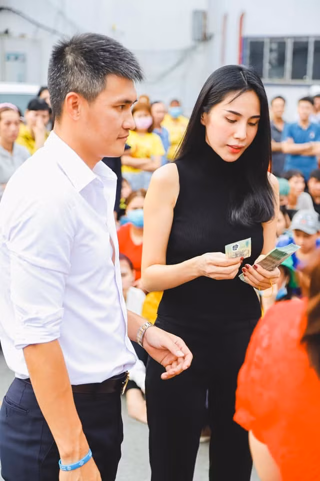 Ồn ào từ thiện khiến vợ chồng Công Vinh - Thủy Tiên mất điểm trong mắt công chúng.
