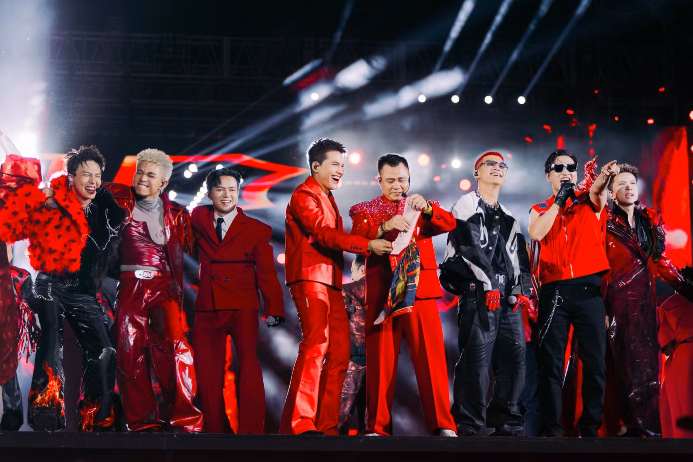 Tối 22/3 tại The Global City (TPHCM), đêm concert thứ 3 của Anh trai vượt ngàn chông gai bùng nổ với hàng chục nghìn khán giả tham dự. Chương trình bắt đầu từ 19h và kéo dài 5 tiếng đồng hồ với nhiều màn đổi mới so với hai đêm diễn trước đó tại Hưng Yên và TPHCM.