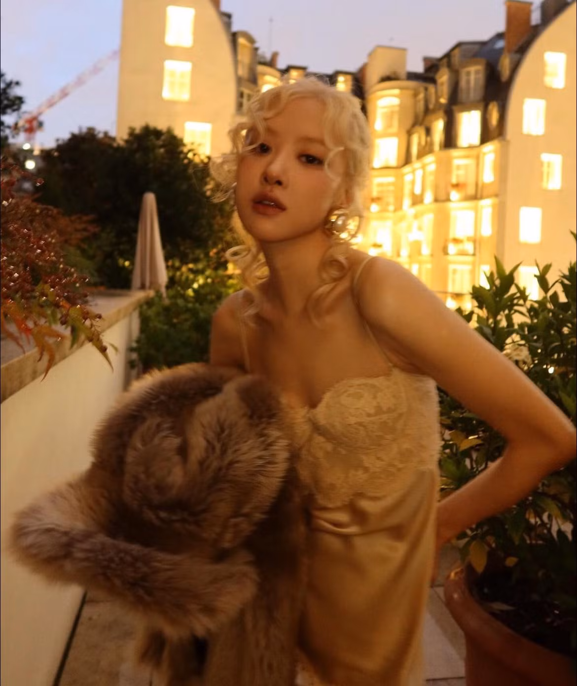 Trong nhiều show thời trang trước đó, thành viên BlackPink lộ thân hình “mình hạc xương mai” khiến khán giả lo ngại. Nhiều người hâm mộ cho rằng Rosé ép cân cho các hoạt động thời trang và không có vấn đề sức khỏe đáng báo động. Ảnh: Instagram.