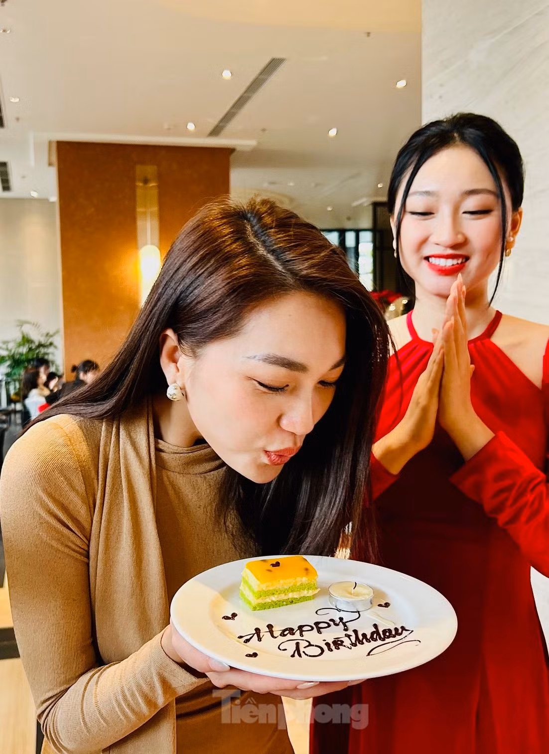 Ngọc Nữ đã thổi nến trong tiếng vỗ tay chúc mừng nồng nhiệt của những người có mặt. Ảnh: Lê Xuân Sơn.