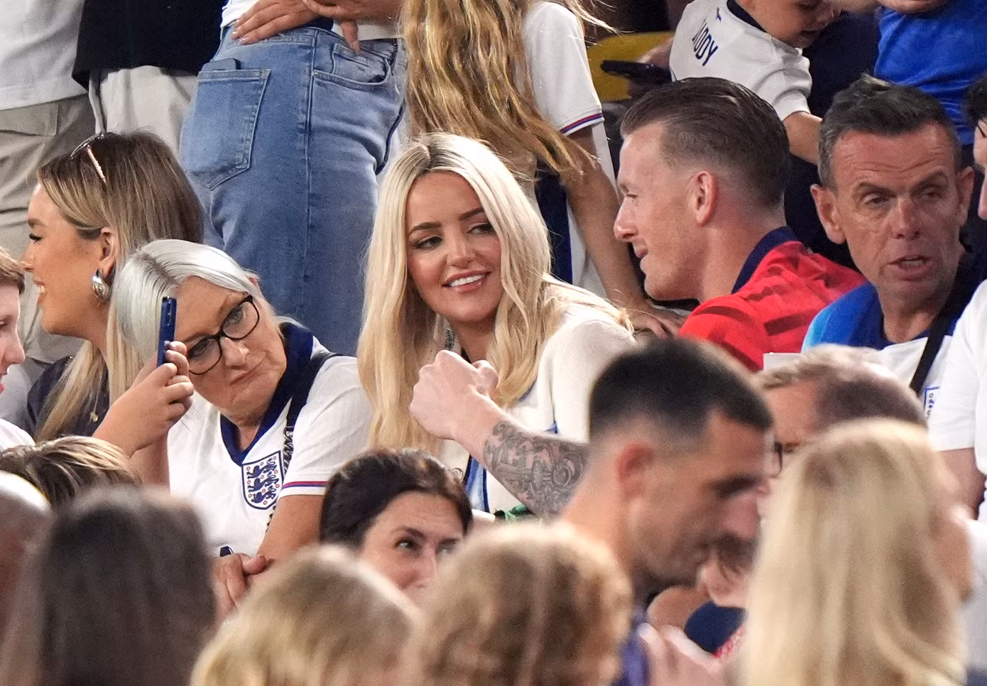 Thủ môn Jordan Pickford trò chuyện với mẹ và vợ Megan.