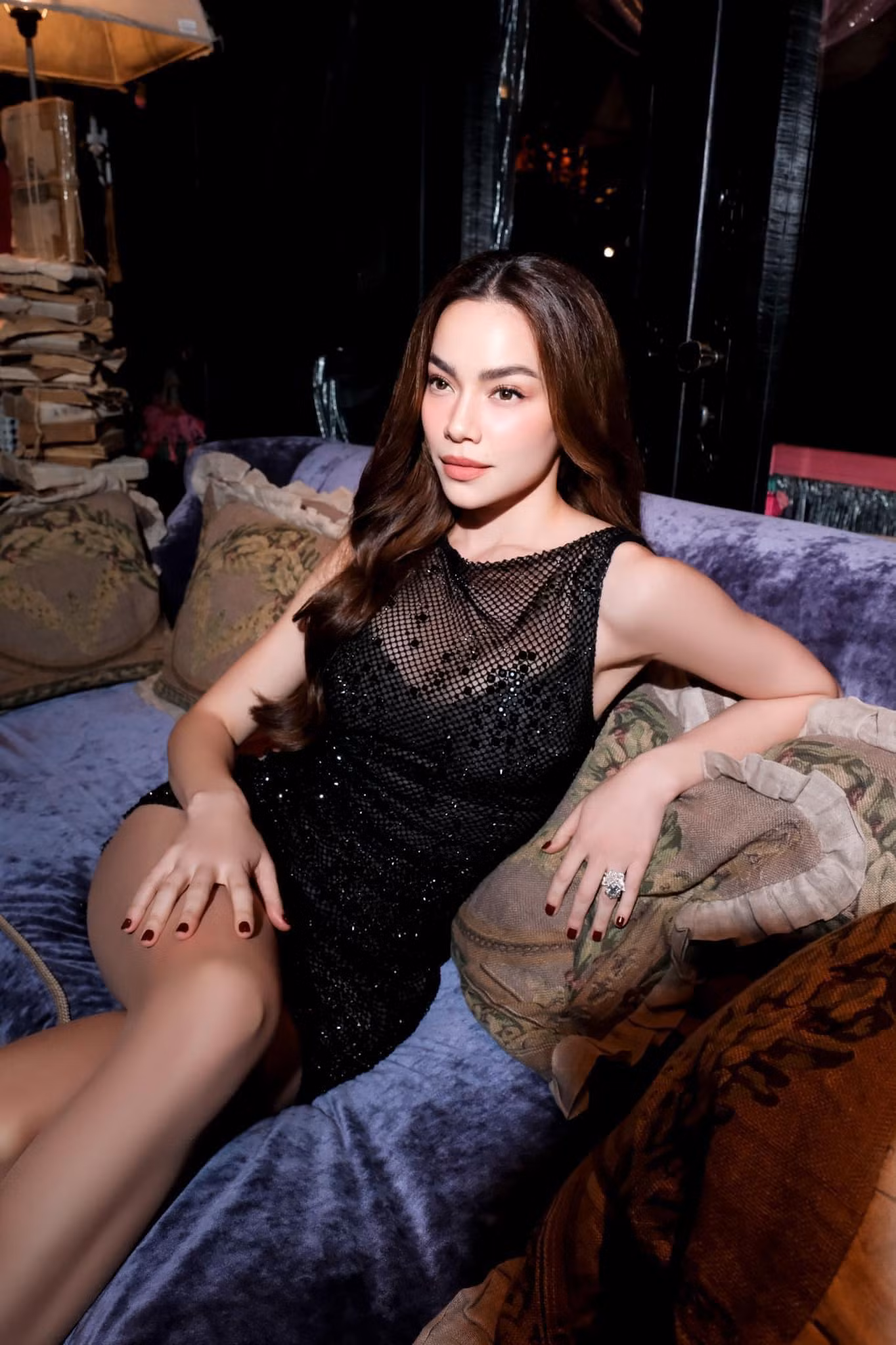 Thời trang của ca sĩ biến hóa linh hoạt, những bộ đồ bó chẽn, quá ngắn nhận về phản ứng trái chiều.