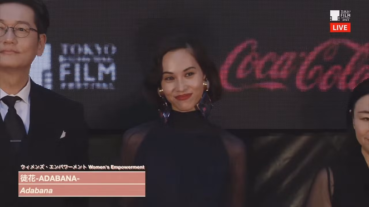 Người mẫu Mizuhara Kiko kín đáo trong bộ váy xanh dài và lối trang điểm đậm