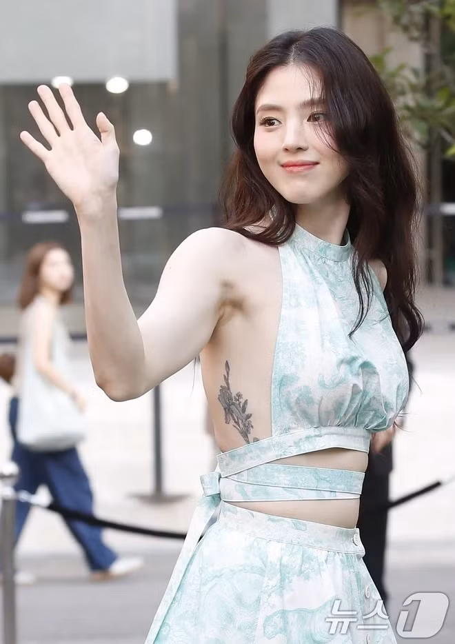 Han So Hee để lộ hình xăm lớn khi mặc váy khoe lưng trần. Ảnh: SpotvNews.