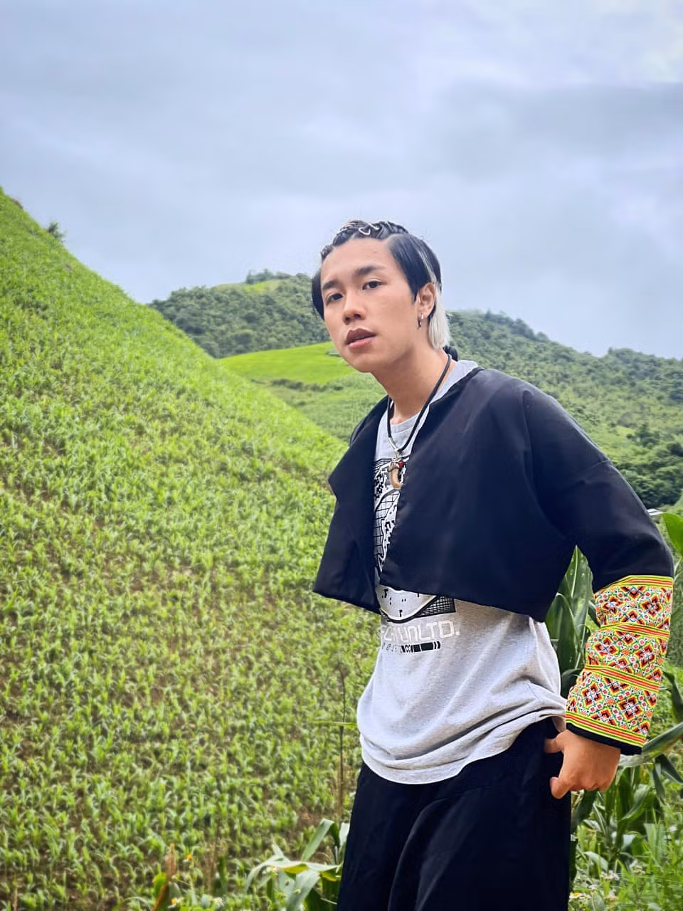 Hình tượng trai bản mới lớn, ham vui, chung tình với cô gái thầm thương trộm nhớ từng được Long Vũ thể hiện trong Cuộc chiến không giới tuyến. Thử sức lần nữa với vai trùng lặp, nam diễn viên trẻ thành công chinh phục số đông khán giả.