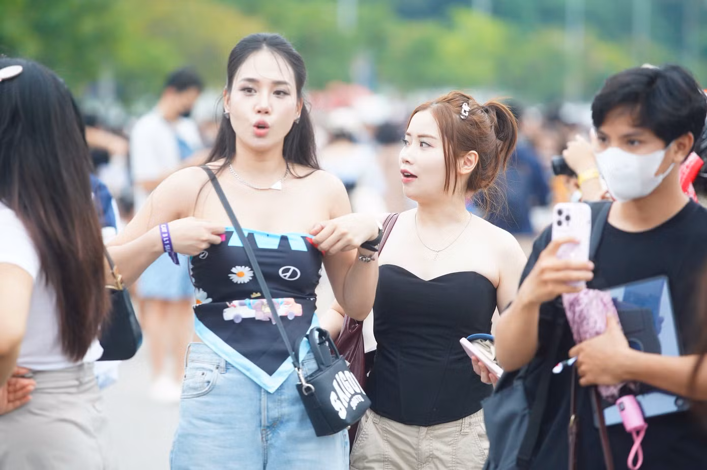 Thời tiết Hà Nội khá mát mẻ, nhiều fan nữ chọn đồ sexy khoe vóc dáng đến cổ vũ dàn sao Kpop.