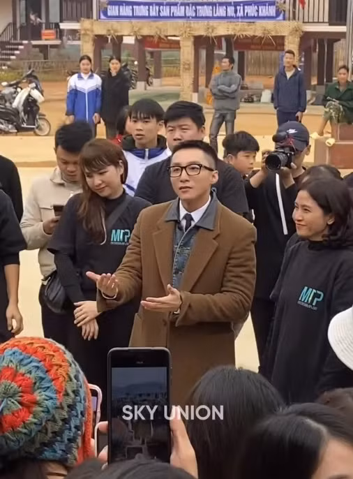 Nam ca sĩ tặng gấu bông capybara yêu thích cho các em nhỏ. Nam ca sĩ tặng gấu bông capybara yêu thích cho các em nhỏ.