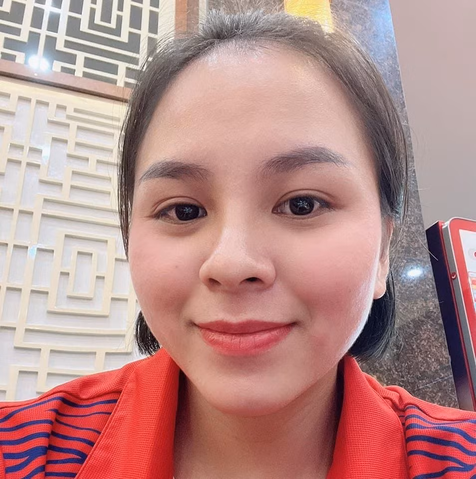 Trịnh Thu Vinh sinh năm 2000, quê Thanh Hóa, từng là vận động viên điền kinh nhưng rẽ ngang qua bắn súng sau một năm luyện tập. Để giành được suất dự Olympic Paris 2024, cô vượt qua 130 xạ thủ, đứng top năm vòng loại Giải Vô địch Thế giới 2023. Sau đó cô giành HCV nội dung 10 m súng ngắn hơi hỗn hợp đồng đội tại Giải Vô địch Bắn súng châu Á 2024.