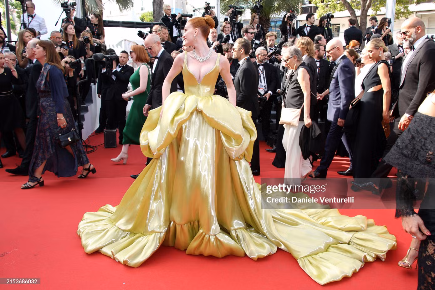 Marina Ruy Barbosa nổi bật khi chọn bộ đầm lộng lẫy.