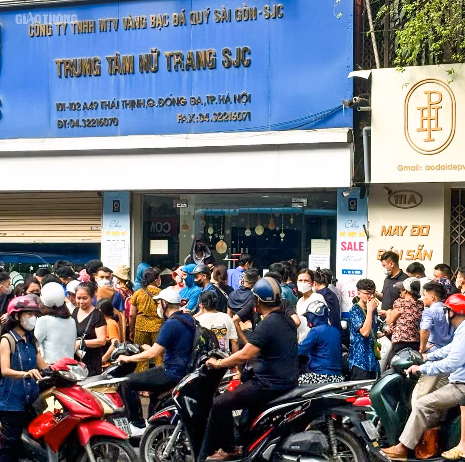 Chật kín người dân xếp hàng chờ giao dịch vàng miếng trước cửa hàng vàng SJC chi nhánh Thái Thịnh (Đống Đa, Hà Nội) lúc 10h sáng.