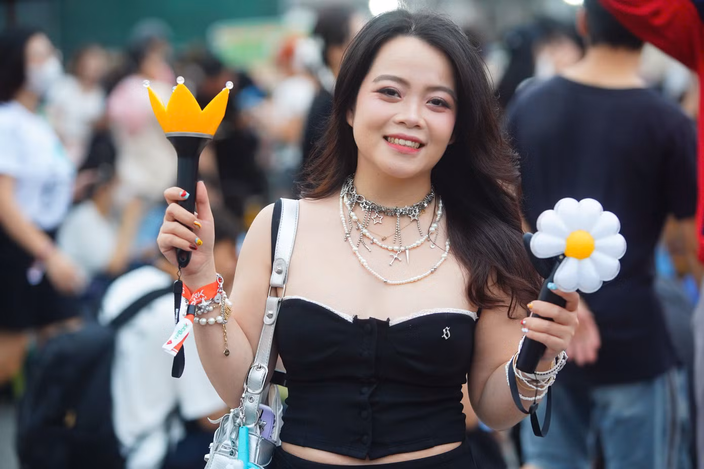 Các mẫu lightstick chính thức như hoa cúc, biểu tượng của G-Dragon, hay hình vương miện của Big Bang được bày bán phổ biến. Giá một cây lightstick Big Bang khoảng 300.000 đồng, bản của G-Dragon khoảng 800.000 đồng, pin thay có giá 30.000 đồng, hàng không chính hãng.
