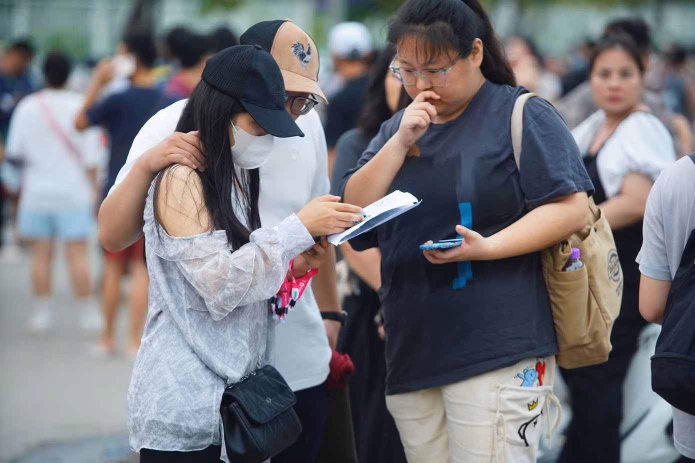 Phe vé này còn khá nhiều vé hạng SVIP. Nhiều khán giả khảo giá, trả giá, nhưng không mua.