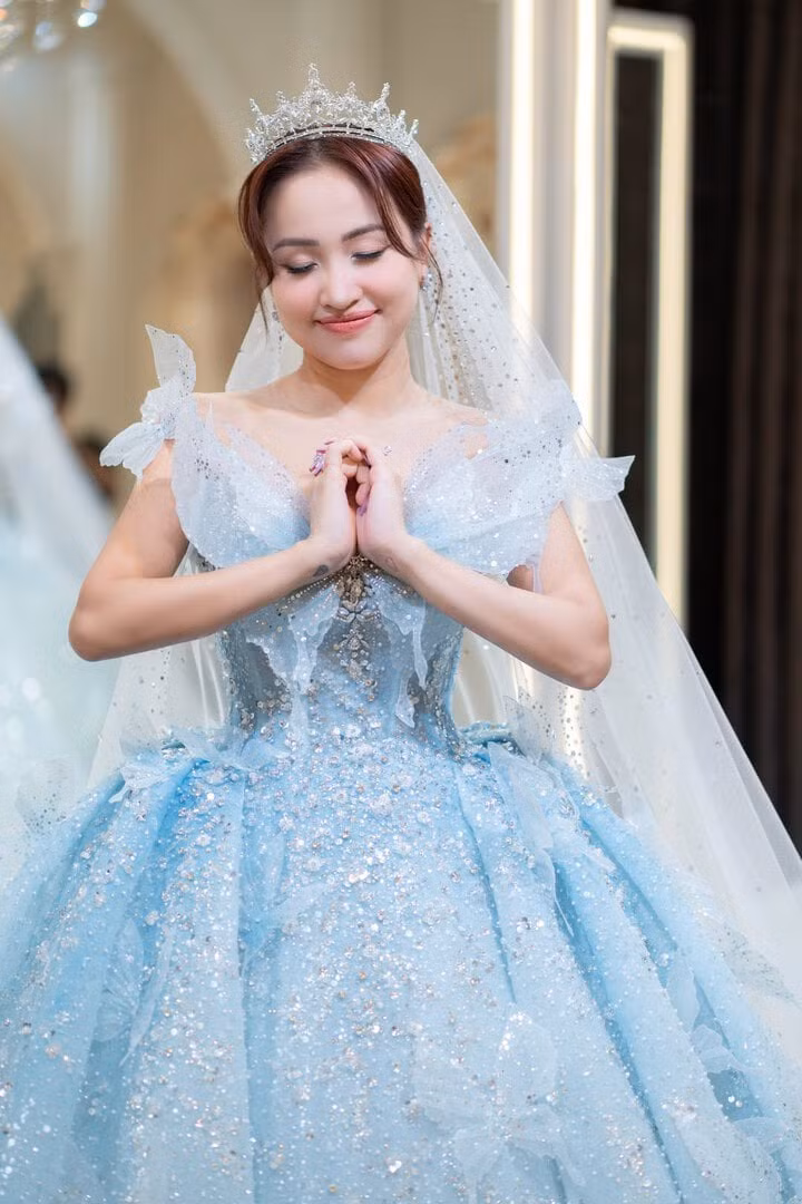 Đám cưới của Vân Hugo và doanh nhân Đặng Hùng Cường diễn ra trong khung cảnh hoàng hôn thơ mộng trên bãi biển Phú Quốc chiều 6/1. Chiếc váy cưới nặng gần 12 kg với điểm nhấn là cánh bướm đính kết pha lê, đá giữa ngực khiến nữ MC trở nên lộng lẫy trong ngày trọng đại.