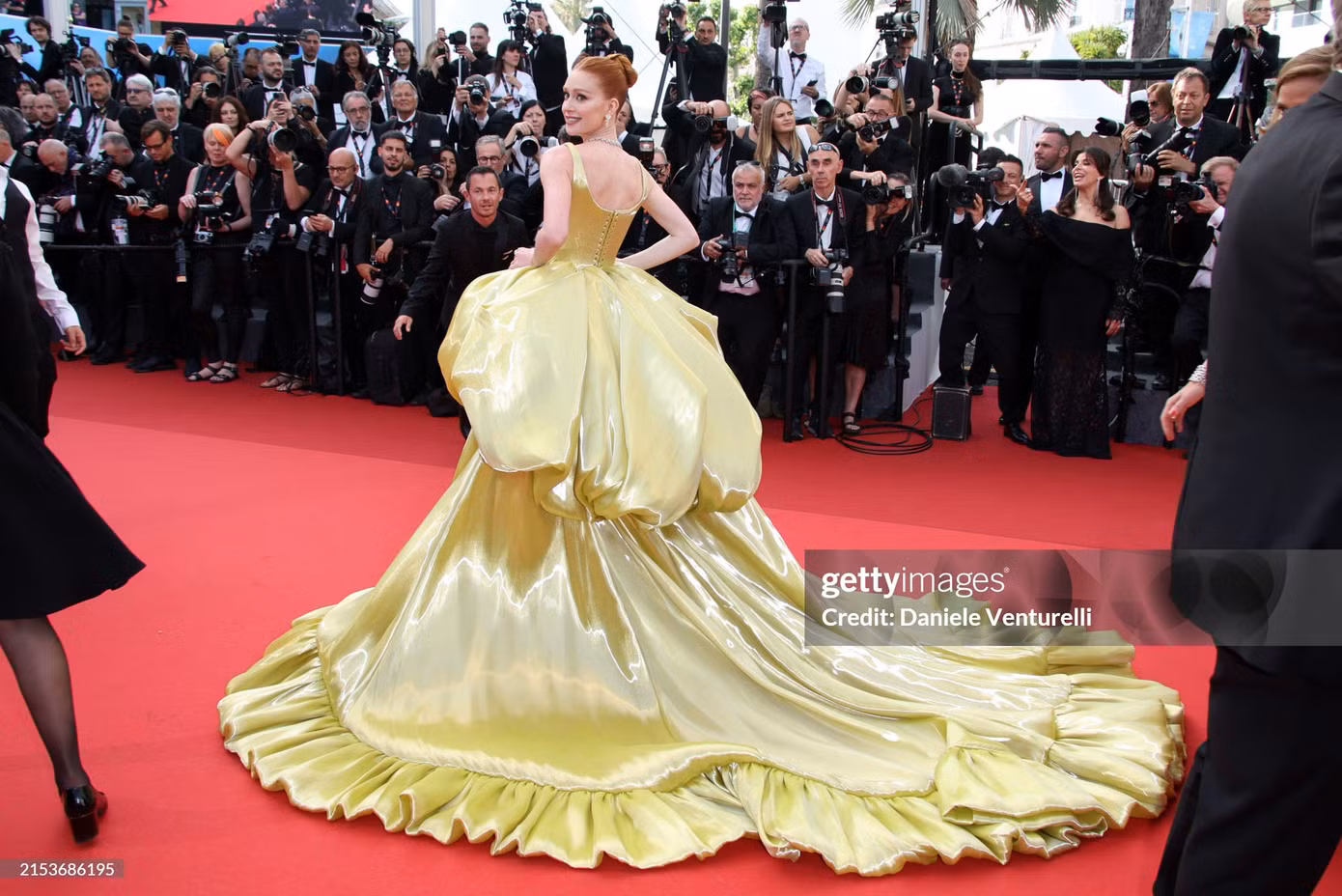 Marina Ruy Barbosa nổi bật khi chọn bộ đầm lộng lẫy.