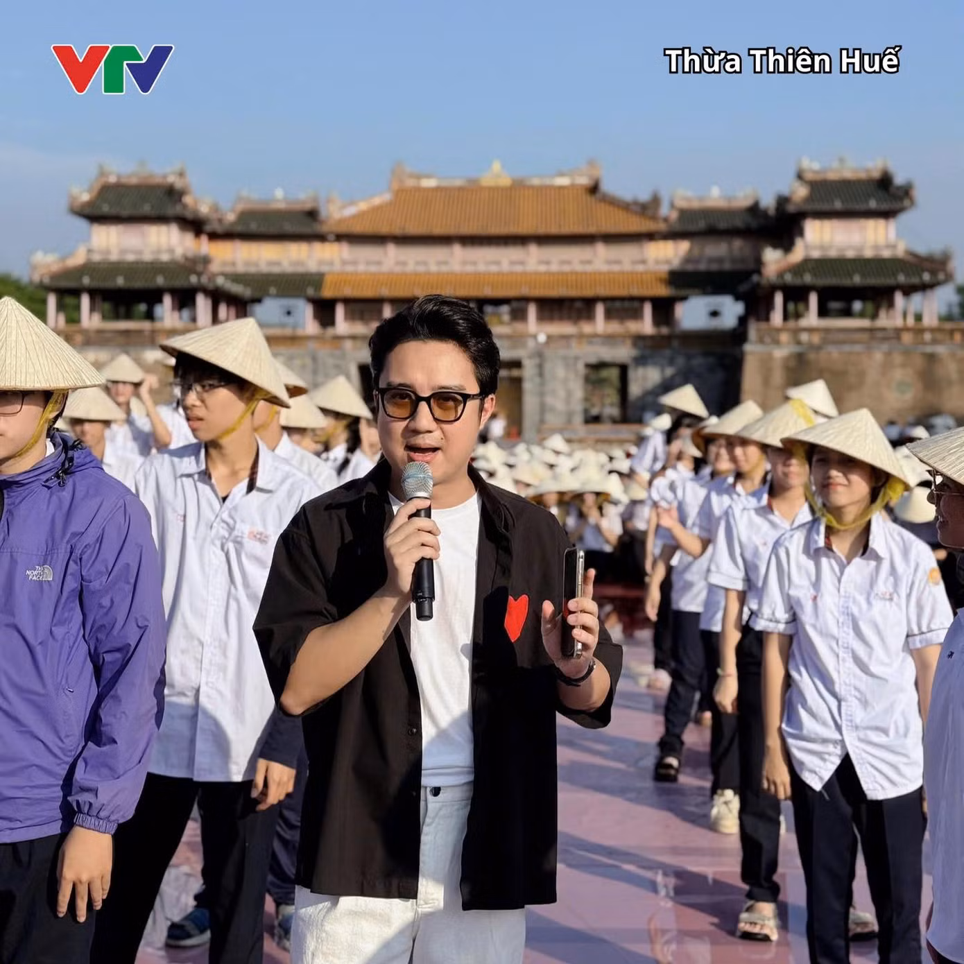 MC Sơn Lâm tại điểm cầu Huế được đặt ở Quảng trường Ngọ môn - Đại nội Huế.