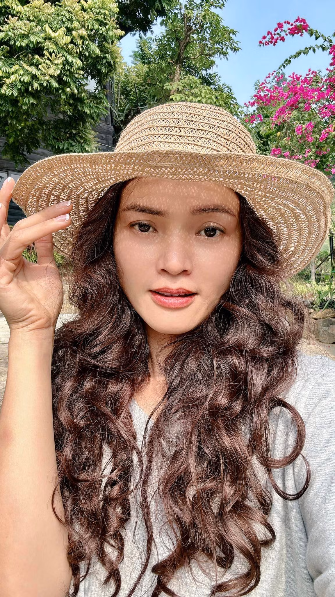 Tài sắc nhưng đa đoan trong tình duyên, Phạm Phương Thảo từng trải qua hai cuộc hôn nhân đổ vỡ và những mối tình dang dở. Có lẽ điều đó đã tạo nên người nghệ sĩ đa sầu đa cảm trong cô. Sau 25 năm ca hát, cô nhận mình là người giàu có, sống thoải mái, có nhà, có xe, gia đình, bạn bè đồng hành trong cuộc sống.