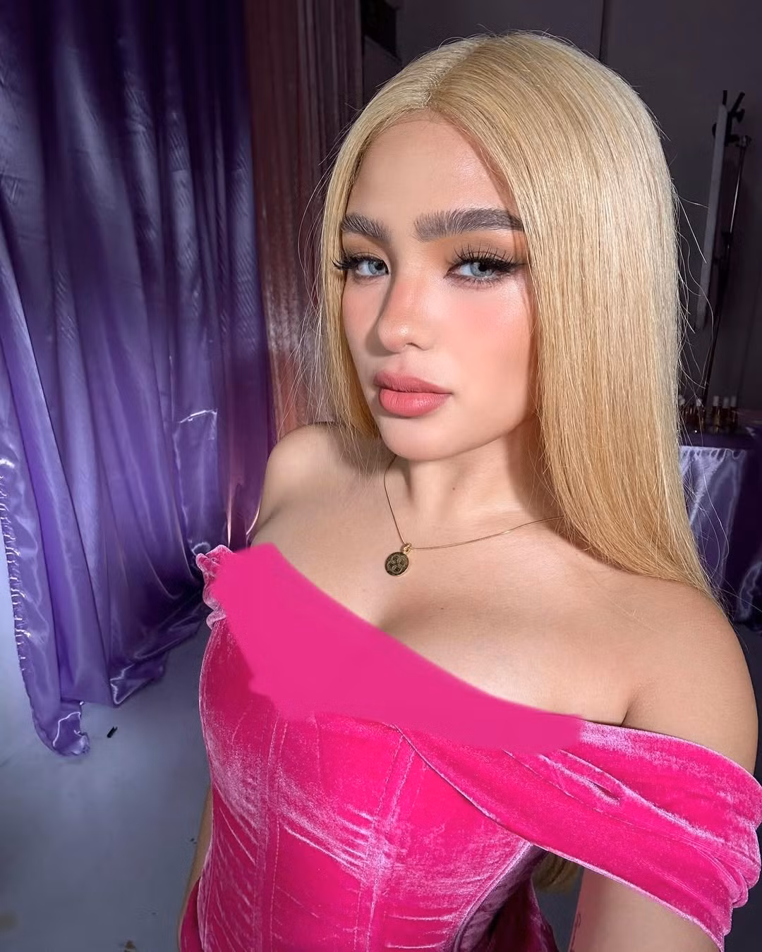 Cuối năm 2023, Andrea Brillantes trở thành chủ đề tìm kiếm nóng khi bị cho là người chen chân vào mối quan hệ 11 năm của cặp “tiên đồng ngọc nữ” Daniel Padilla và Kathryn Bernardo. Cộng đồng mạng lan đưa ra bằng chứng Kathryn hủy theo dõi em gái thân thiết Andrea sau khi thông tin chia tay lan truyền. Một số hình ảnh cho thấy Andrea Brillantes đi chơi riêng cùng Daniel Padilla trong thời gian còn yêu Kathryn Bernardo.