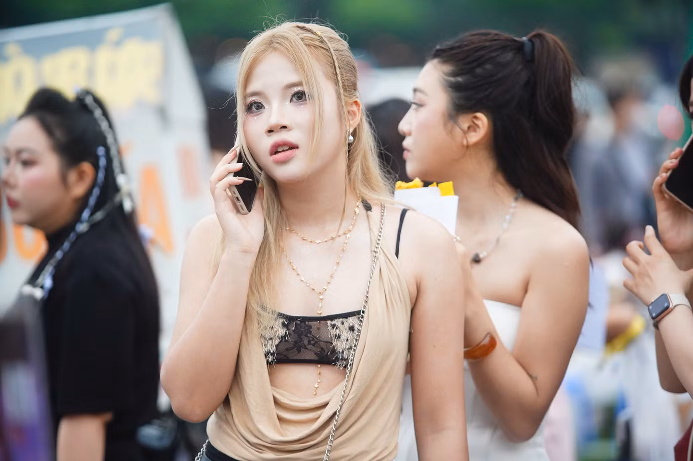 Thời tiết Hà Nội khá mát mẻ, nhiều fan nữ chọn đồ sexy khoe vóc dáng đến cổ vũ dàn sao Kpop.