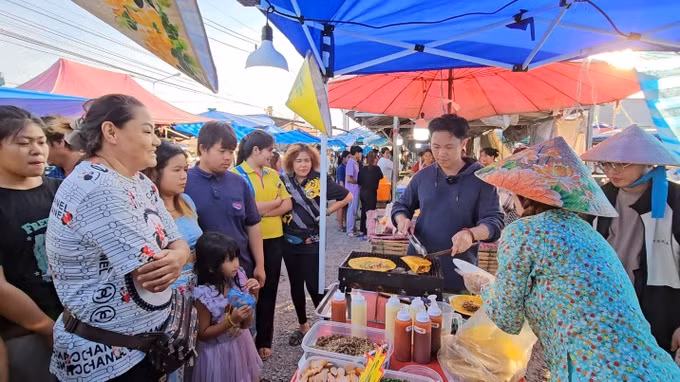 Nan mặc trang phục quần áo bà ba, bán món ăn quê hương chồng (Ảnh: Nhân vật cung cấp).