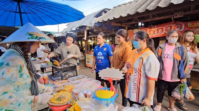 Quầy hàng bánh tráng nướng của chàng rể Việt luôn đông nghịt khách (Ảnh: Nhân vật cung cấp).