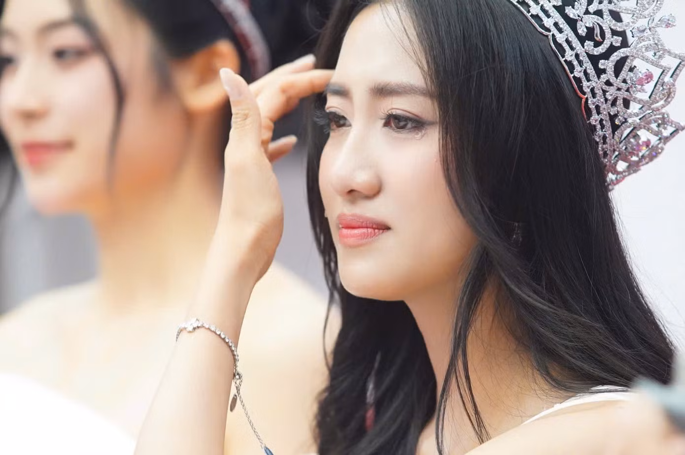 Hoa hậu Hà Trúc Linh xúc động bật khóc khi chia sẻ cảm xúc trong buổi giao lưu tại báo Tiền Phong.
