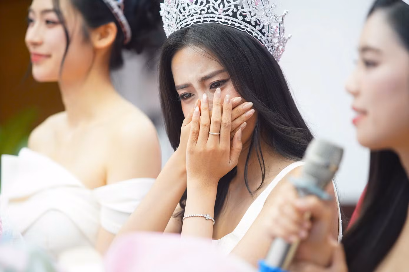 Hoa hậu Hà Trúc Linh xúc động bật khóc khi chia sẻ cảm xúc trong buổi giao lưu tại báo Tiền Phong.