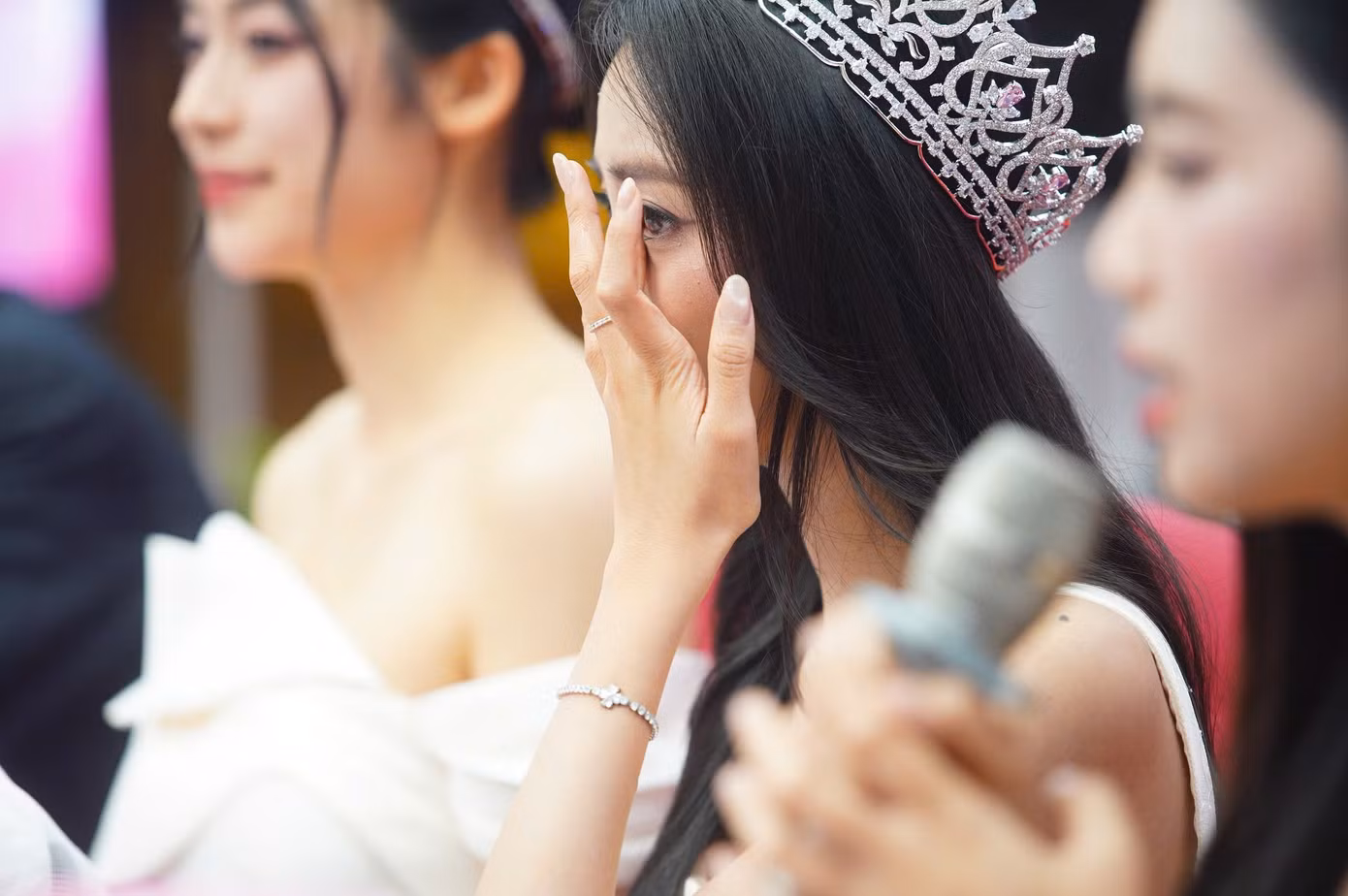 Hoa hậu Hà Trúc Linh xúc động bật khóc khi chia sẻ cảm xúc trong buổi giao lưu tại báo Tiền Phong.