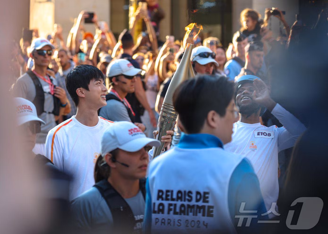 Anh cả BTS đại diện Hàn Quốc rước đuốc tại Thế vận hội Paris 2024. Ảnh: Twitter.