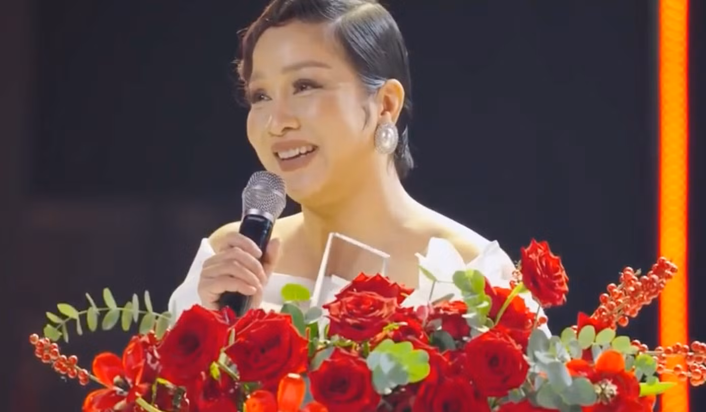 Mỹ Linh nhận giải thưởng phụ.