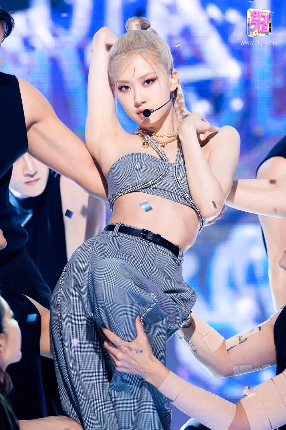 Jeon Somi (phải) bị chững hoạt động âm nhạc trong hai năm khi về The Black Label.