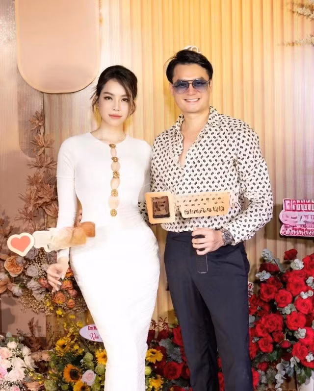 Bức ảnh Đào Lan Phương (váy trắng) bên cạnh Nguyễn Anh Dũng tại sự kiện là nguyên nhân tạo lời đồn thất thiệt trên mạng xã hội.
