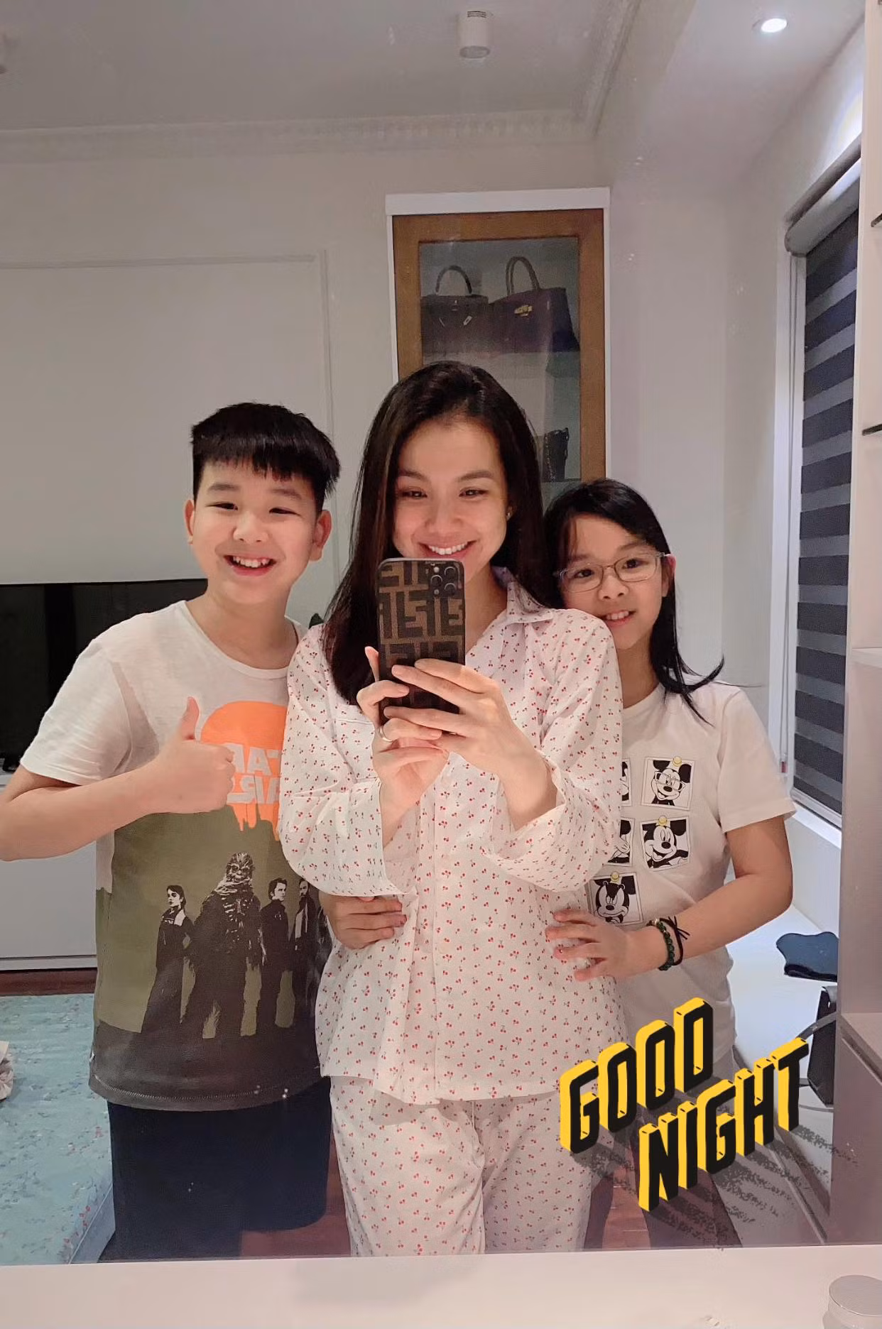 Hoa hậu cập nhật ảnh hai con.