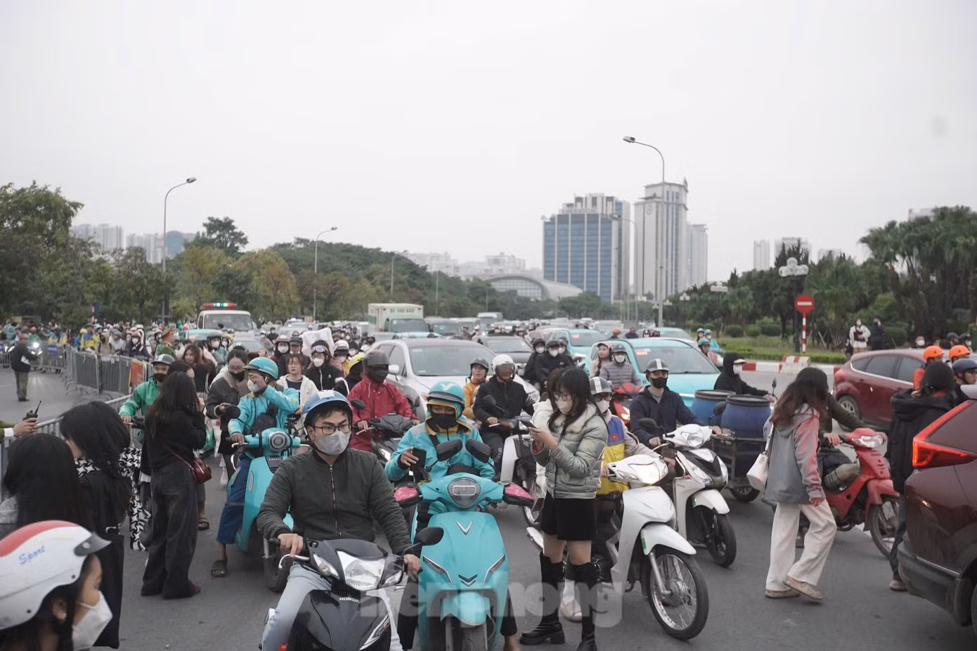Nhiều người hâm mộ lựa chọn di chuyển đến sân Mỹ Đình bằng xe ôm công nghệ.