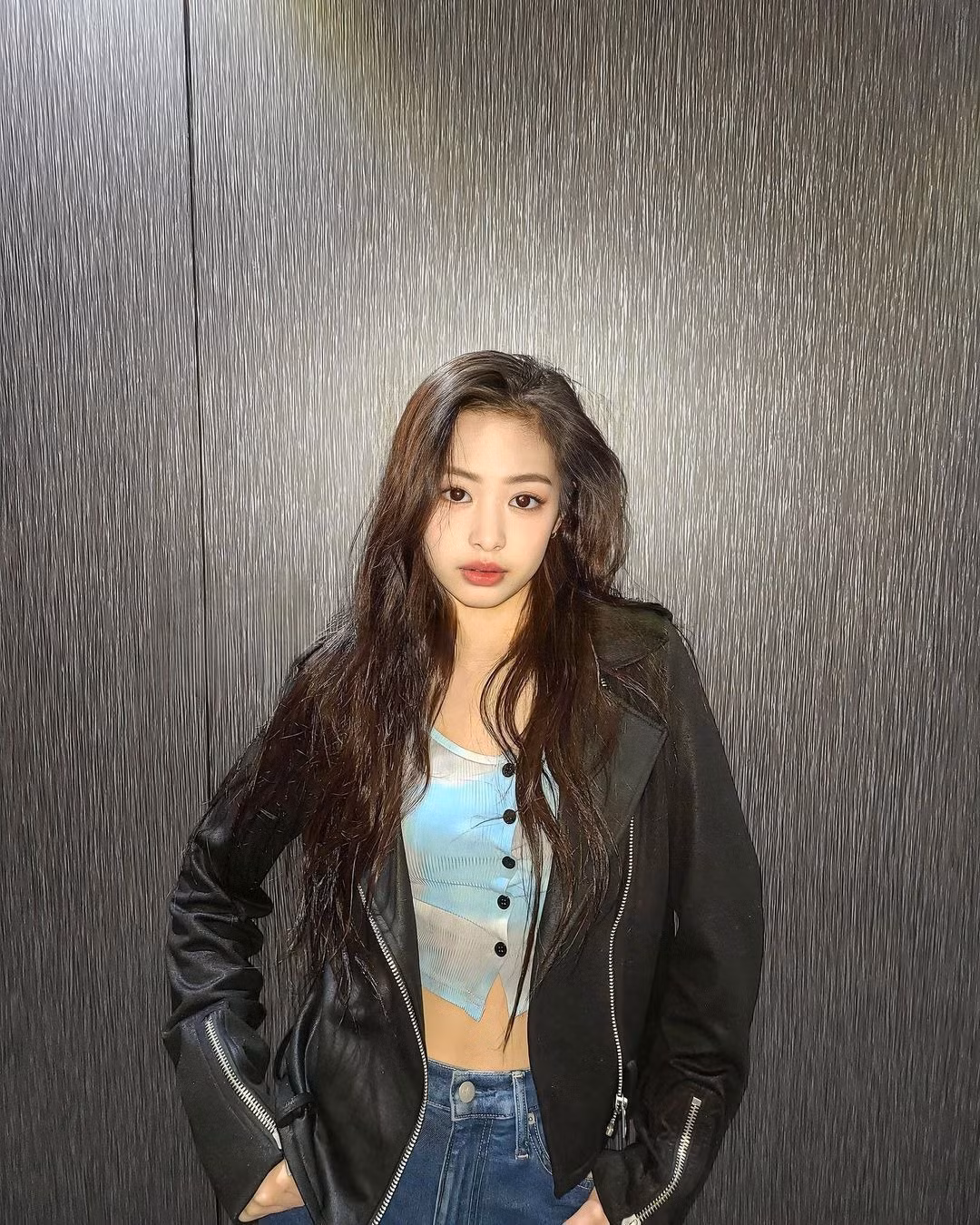 Át chủ bài của Baby Monster gọi tên Ahyeon. Cô là một trong ba thành viên người Hàn của nhóm cùng Haram và Rora và là người được công chúng chú ý nhất nhờ đa tài, nổi bật ở ba mảng hát, rap, nhảy. Không chỉ vậy, cô còn được nhiều người nhận xét là có nhiều điểm tương đồng với Jennie (BlackPink). Chưa chính thức ra mắt, Ahyeon đã có màn biểu diễn ca khúc Dangerously (Charlie Puth) gây sốt mạng xã hội. Trong thời gian chờ ra mắt, tân binh sinh năm 2007 khiến dư luận dậy sóng vì biểu diễn ca khúc giữ nguyên N-word (từ ngữ nhạy cảm có ý phân biệt chủng tộc) khi rap cover Feeling Myself - Nicki Minaj.