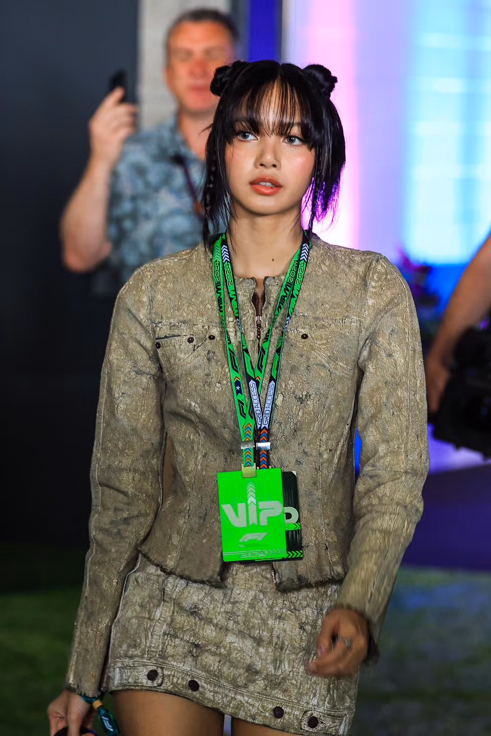 Nữ thần tượng nhóm BlackPink tham dự giải đua xe F1 Miami Grand Prix 2024. Nhiều fan ngạc nhiên khi thấy Lisa trong đám đông vì cô không phải là fan của giải đua xe Công thức 1.