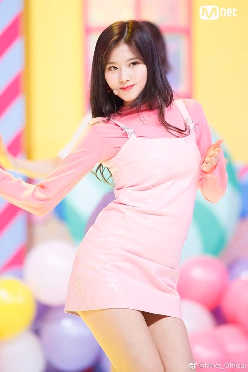 Kể từ khi hoạt động cùng Twice, Sana luôn có mặt trong top thành viên nổi tiếng nhất. Cô được nhận xét là người có thể cân nhiều concept, từ đáng yêu, cá tính, ma mị đến gợi cảm.
