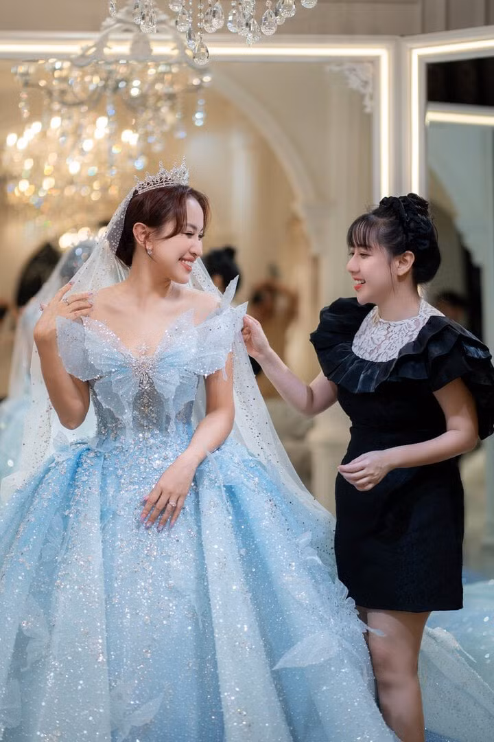 Đám cưới của Vân Hugo và doanh nhân Đặng Hùng Cường diễn ra trong khung cảnh hoàng hôn thơ mộng trên bãi biển Phú Quốc chiều 6/1. Chiếc váy cưới nặng gần 12 kg với điểm nhấn là cánh bướm đính kết pha lê, đá giữa ngực khiến nữ MC trở nên lộng lẫy trong ngày trọng đại.