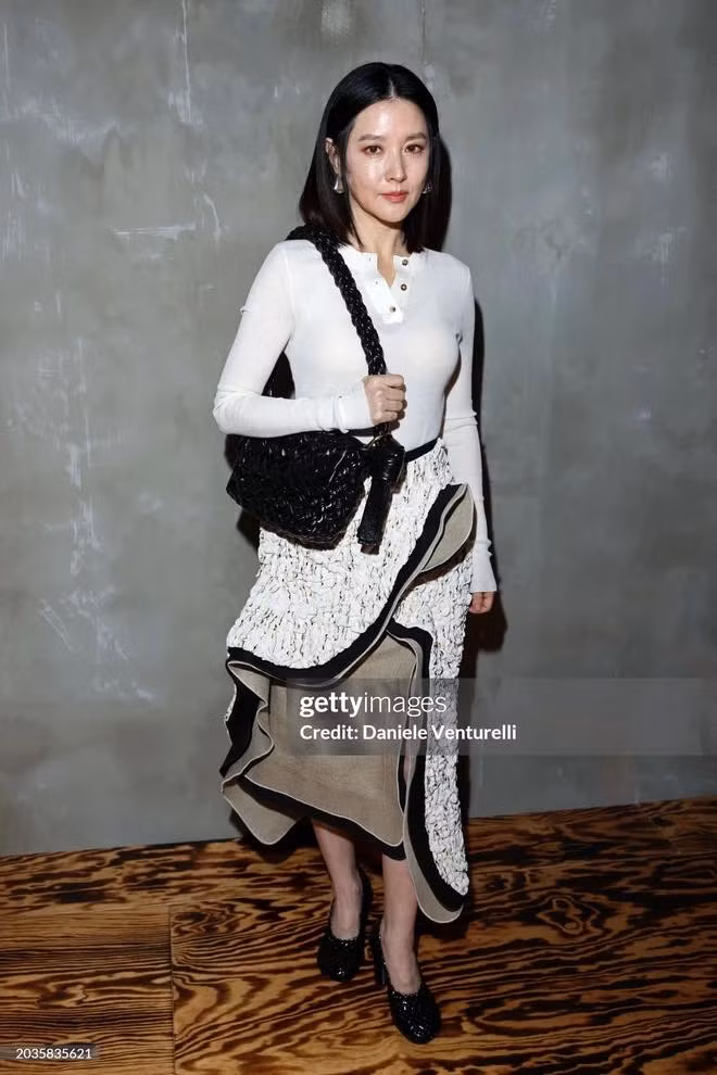 Bức ảnh không qua chỉnh sửa của Lee Young Ae tại buổi trình diễn Thu Đông 2024 hãng Bottega Veneta tạo sự quan tâm của khán giả. Ở độ tuổi 53, nữ diễn viên Nàng Dae Jang Geum cho thấy nhiều những dấu hiệu tuổi tác. Tuy vậy khán giả vẫn khen Lee Young Ae biết giữ gìn nhan sắc, nhất là nước da căng bóng.