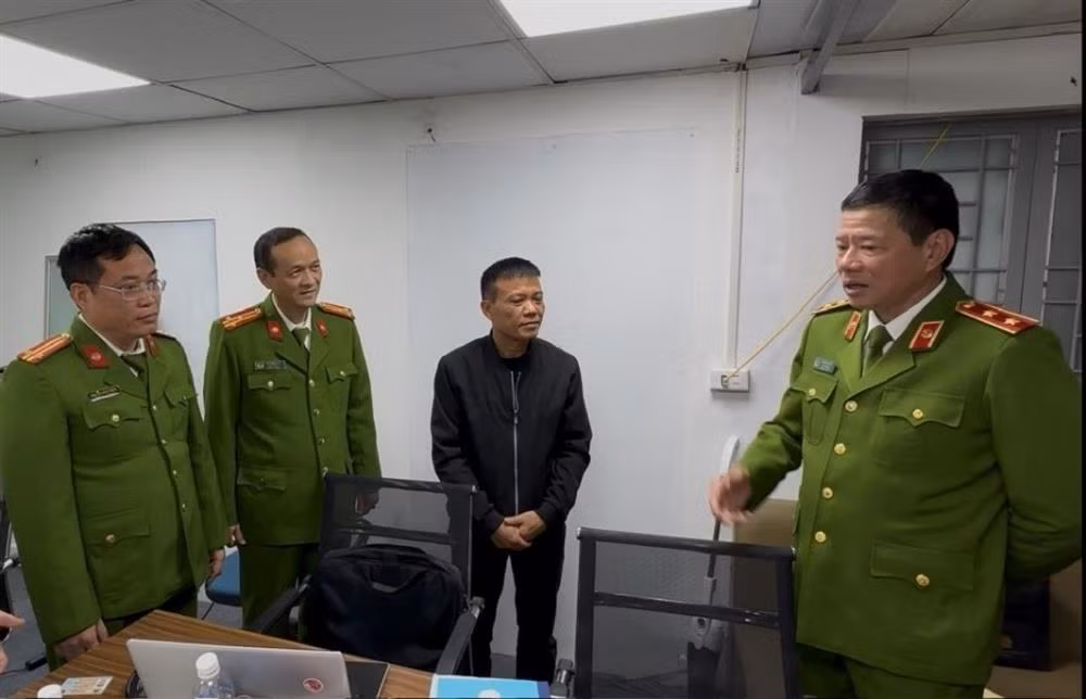 Trung tướng Trần Minh Lệ, Cục trưởng Cục cảnh sát phòng, chống tội phạm về môi trường (C05) trực tiếp chỉ đạo kiểm tra, làm rõ các sai phạm tại Công ty TNHH Thương mại Linh Hải.