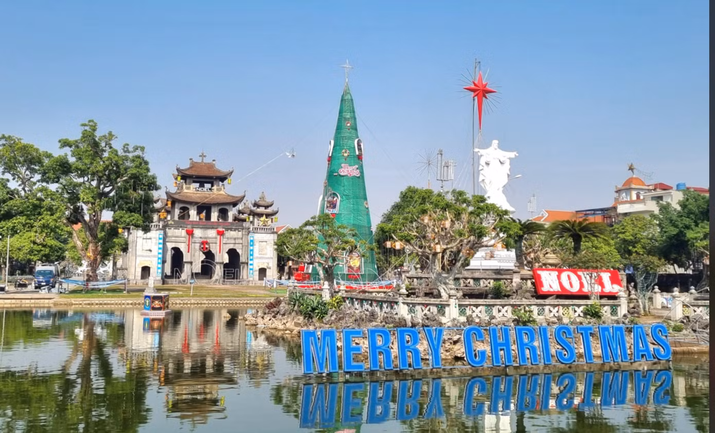 Quang cảnh hồ mặt trước của Nhà thờ Chính tòa Phát Diệm.