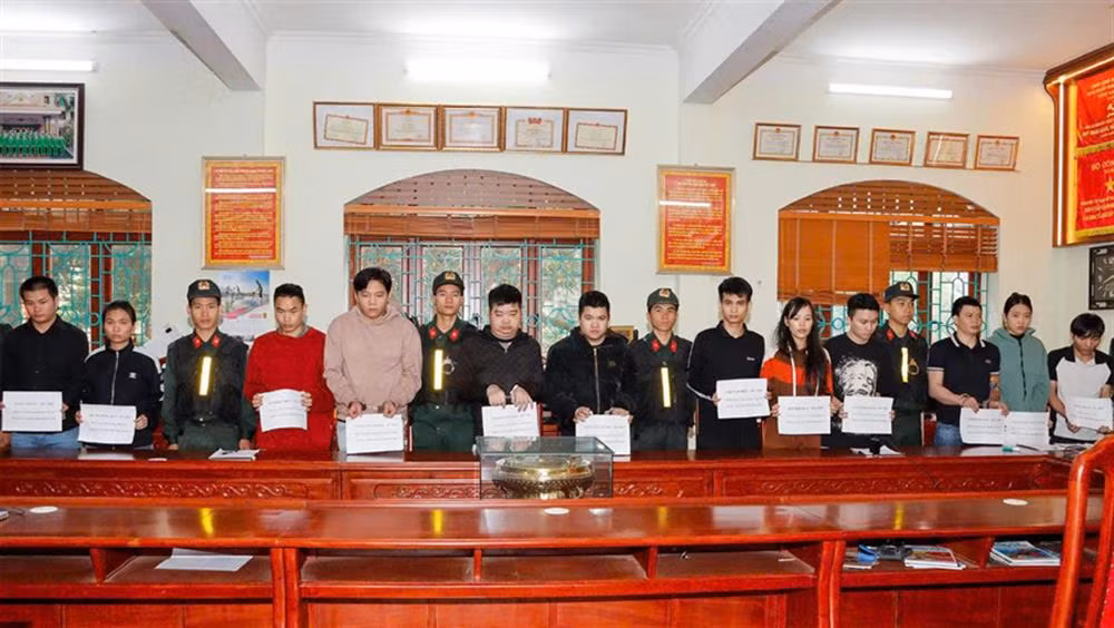 Các đối tượng tại cơ quan công an.