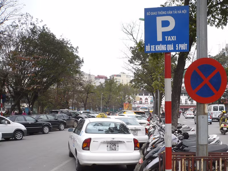 Điểm trông giữ xe trước tòa nhà hàm cá mập (phố Đinh Tiên Hoàng) hôm qua vẫn hoạt động nhộn nhịp. Ảnh: Trọng Đảng