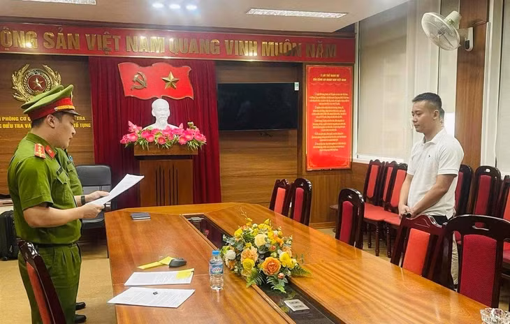 CQĐT tống đạt các quyết định tố tụng với Quang Linh.