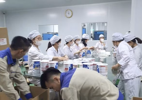 Cận cảnh công nhân đóng hộp thành phẩm tại cơ sở sản xuất, chuẩn bị tung ra thị trường tiêu thụ. Ảnh CAND