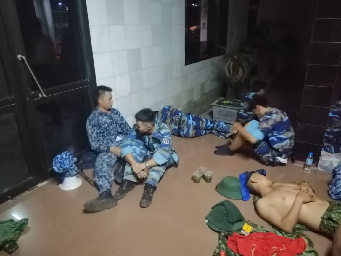 Hàng trăm người dân Hà Tĩnh hối hả dọn đồ chạy 'giặc lửa' trong đêm ảnh 8
