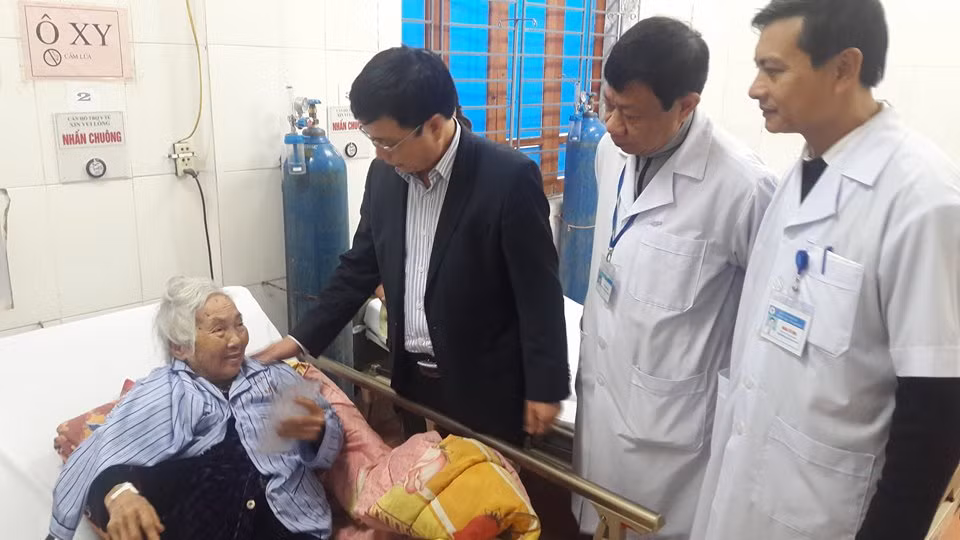 Quỹ Tầm Vóc Việt tặng quà người dân quê Bác ảnh 1