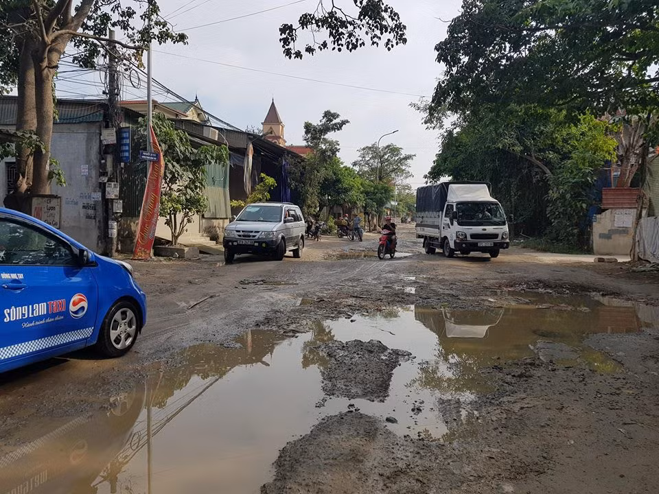 Đất đá, phế liệu 'chặn' phương tiện ở cửa ngõ thành phố Vinh ảnh 3