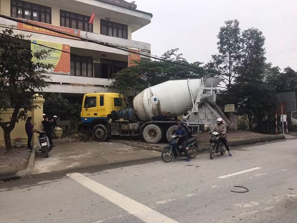 Xe bồn mất lái lao thẳng vào trụ sở KHHGĐ ảnh 1